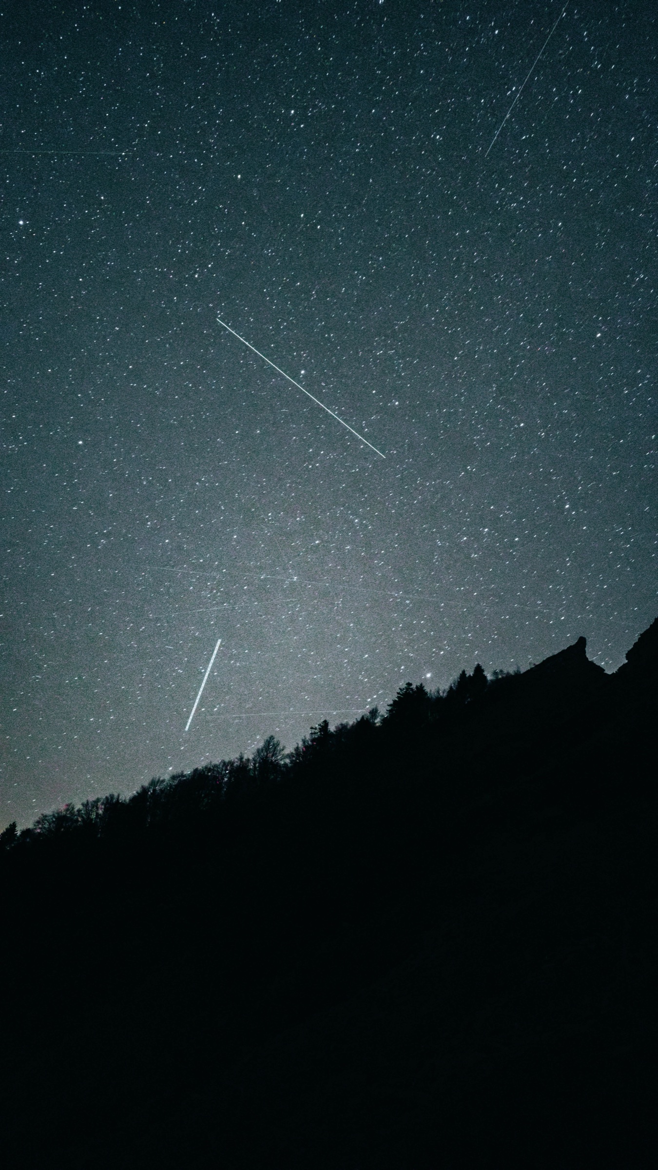 Ciel etoile avec etoiles filantes au-dessus d'une montagne