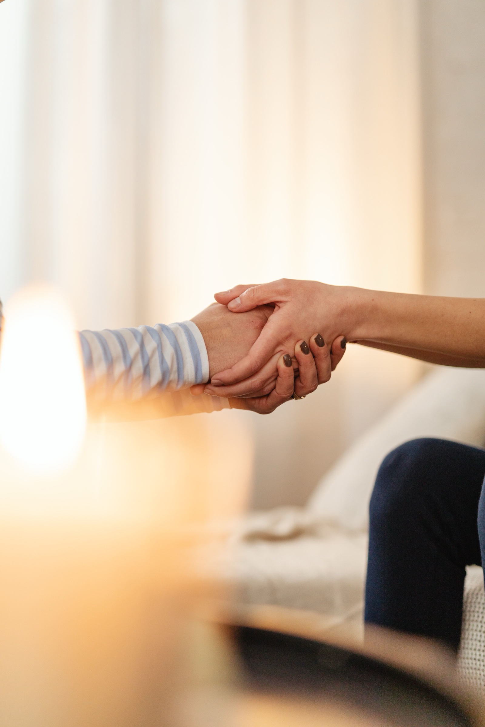 Mains bienveillantes lors d'une seance de kinesiologie