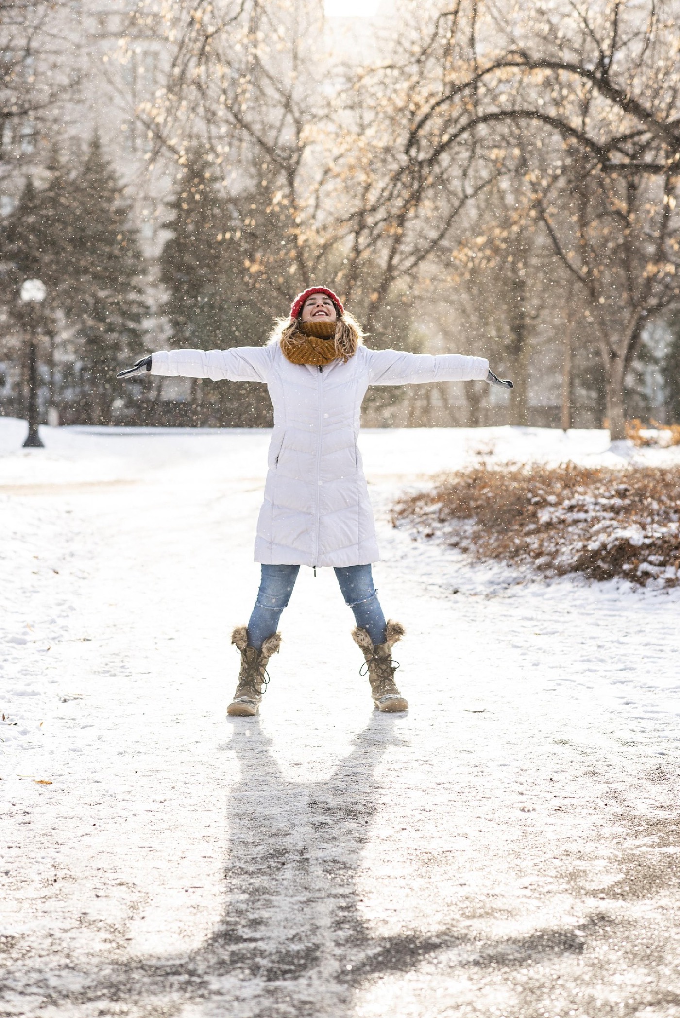 Femme bras ouverts dans la neige